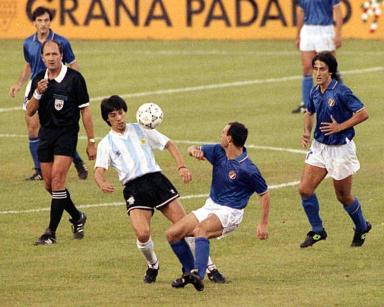 Nella semifinale contro l’Argentina, il 3 luglio 1990, Schillaci segna il gol del momentaneo vantaggio al 17’ del primo tempo. Il pareggio di Caniggia al 68’ conclude i tempi regolamentari. Solo i rigori, vinti per 4-3 dagli avversari, decidono la partita e l’Italia deve accontentarsi della finalina per il terzo posto (Ap)